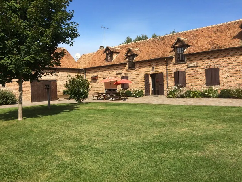 Charmerende sommerhus på en gård på renoveret ejendom omgivet af natur. - Image 1