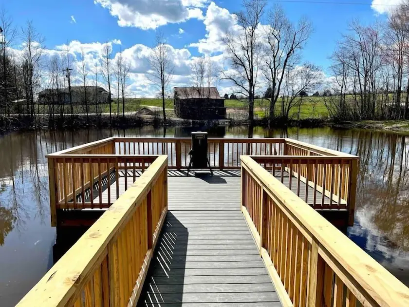 High End Pond Chalet in Country & But Near Shops - Image 1