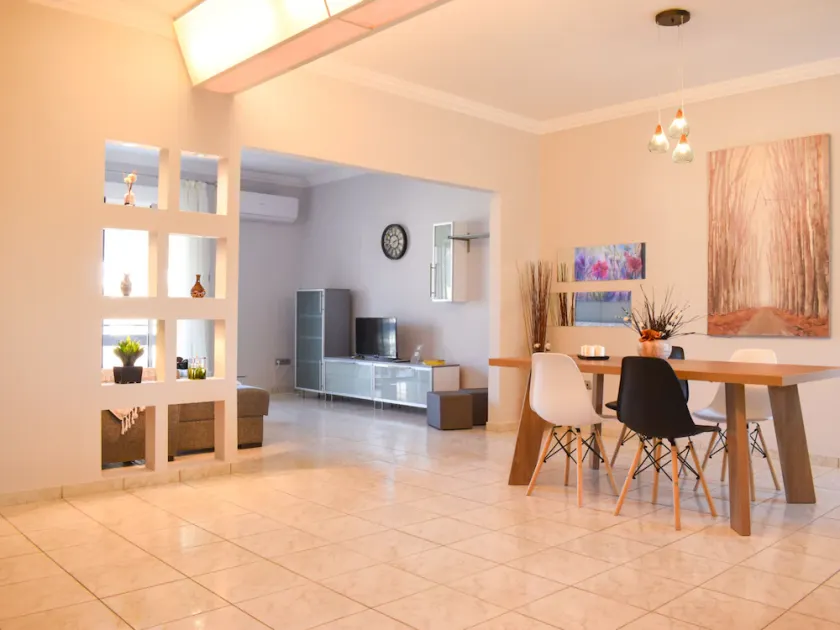 Cozy flat on the main square, 10min to the sea - Image 1