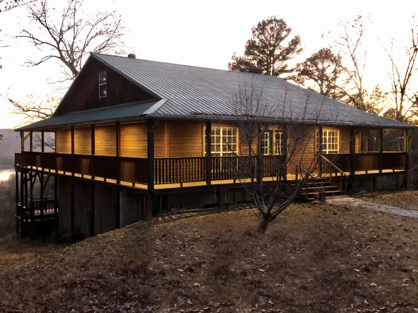 Ny notering !!!  Afsondret 3 acres ved White River.  Brugerdefineret kabine med HotTub. - Image 1