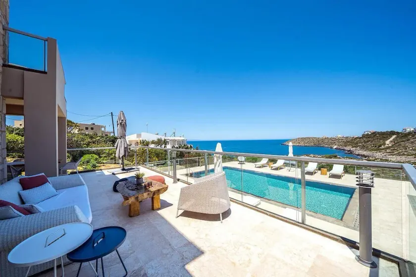 Seafront 4 bedroom villa - Image 1