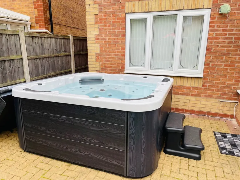 Cozy Derby 4 Bed House With Hot Tub & Games Room - Image 1