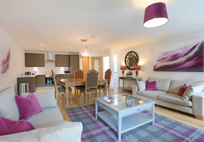 A spacious open plan apartment, in an unbeatable city-centre location. Sleeps 4. - Image 1