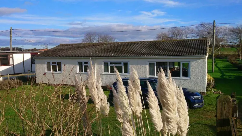 4 Bed Beach Bungalow with Dog-friendly Garden & Hot Tub on South Beach, Heacham - Image 1