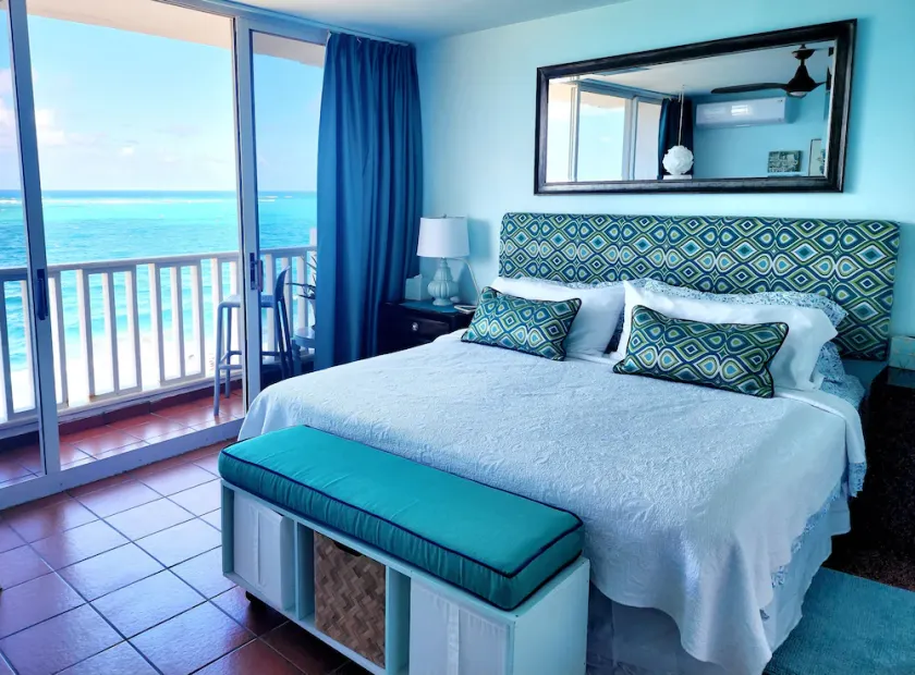 Condado Beachfront Studio, Incredible view, next to Mariott, secure, king bed - Image 1
