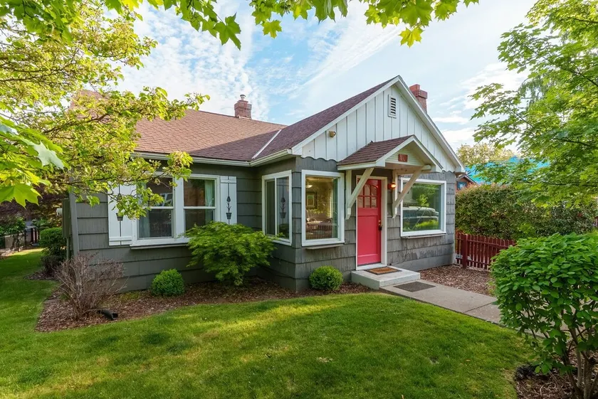 CUTE and COMFORTABLE, in a quaint location, Central AC, DOG friendly - Image 1
