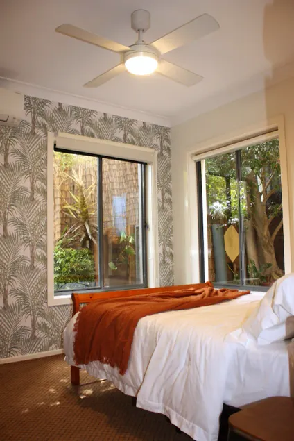 Hideaway apartment in bustling beachside suburb, short walk to city attractions - Image 1