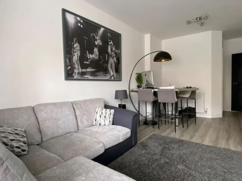 Stylish Modern 1 Bedroom Flat With Patio Garden & Parking - Image 1