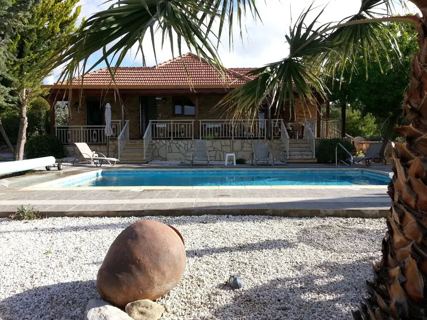 Villa privada, cerrada y tranquila con piscina propia, wifi gratuito y amplios jardines - Image 1