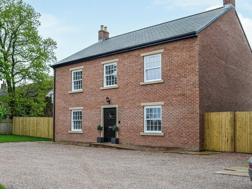 4 bedroom accommodation in Carlisle - Image 1