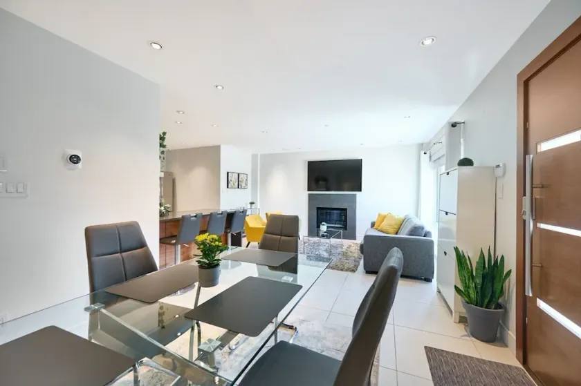 Beautiful Modern Garden Suite steps to Ambleside Beach - Image 1