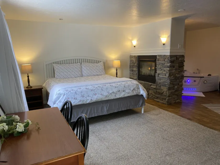 Honeymoon Suite with Large Jetted Tub - Image 1