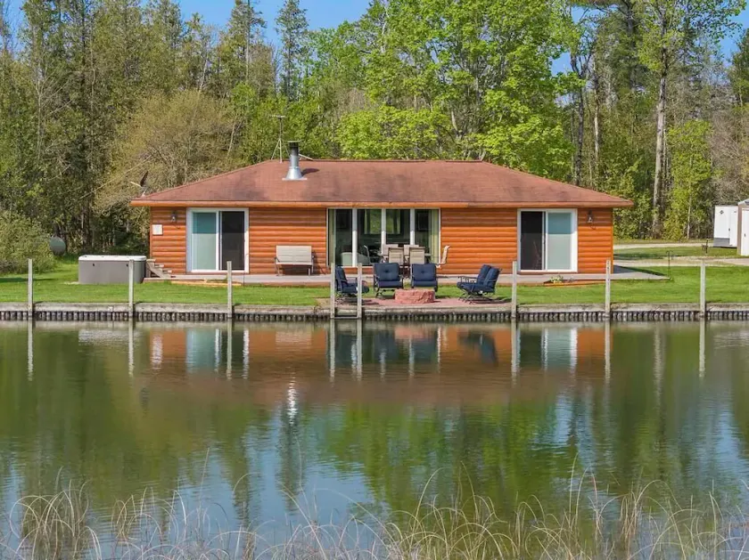 Beautiful Log Cabin on the River with Hot Tub - Image 1