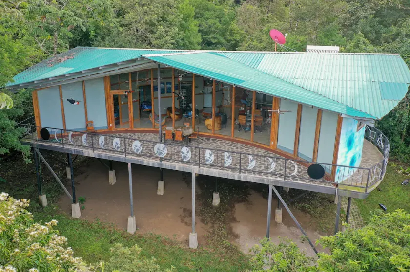 A House From Out of This World!!!! - Image 1