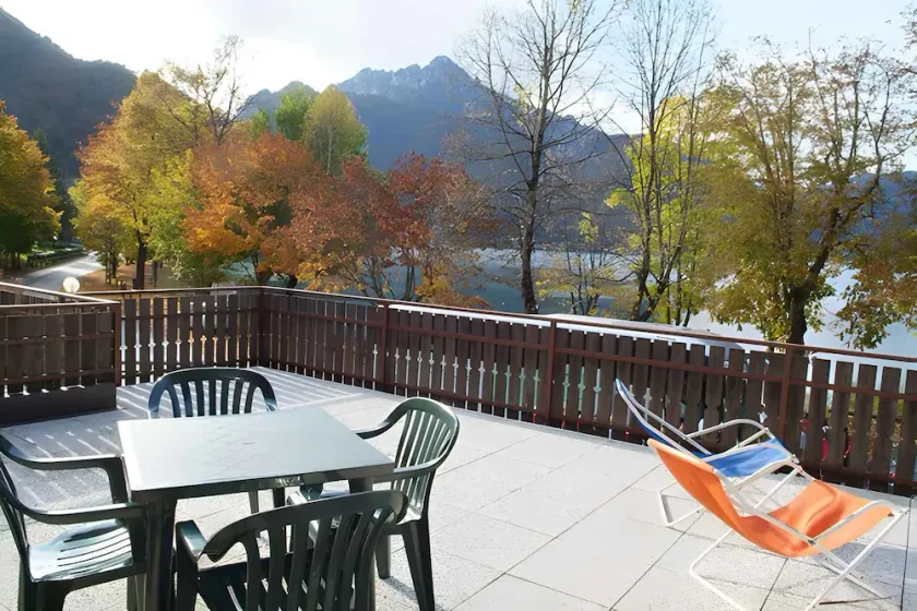 Holiday apartment with lake view - Image 1
