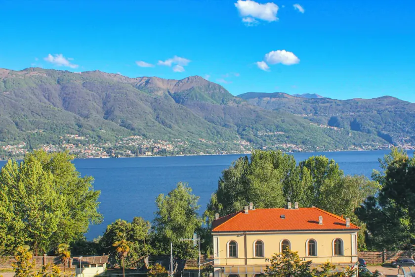 casa 4 dormitorio amplio y distante con impresionantes vistas al lago - Image 1
