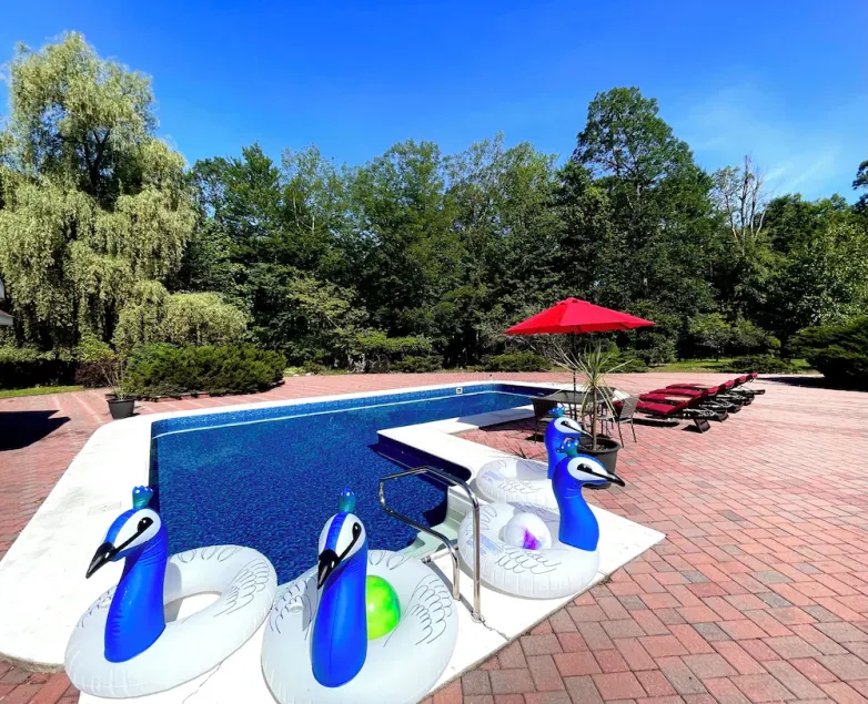 2 ACRE POCONO HOUSE • PRIVATE POOL • TENNIS COURT • JACUZZI • PATIO - Image 1