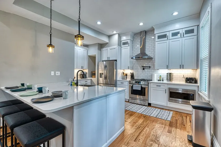 HUGE 5 Bedroom Beautiful Historic Renovated Home Shaw- Great for Families/Groups - Image 1