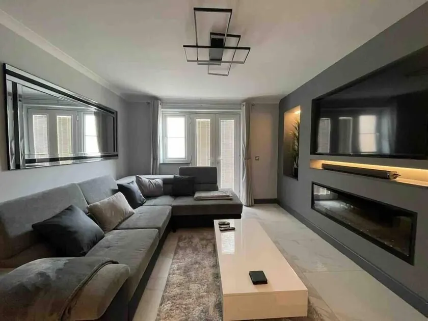 Modern 1 Bed Apartment - Image 1