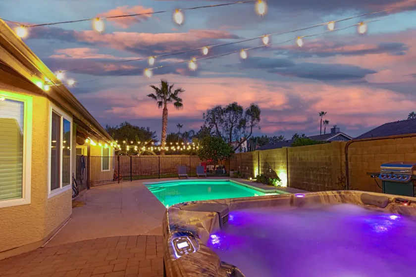 King Bed - Downtown Gilbert - Hot Tub, Pool, Entertainment, Arcades + Projector! - Image 1