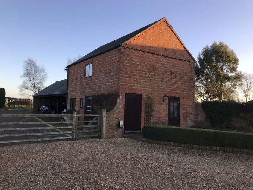 Beautiful one bedroom cottage near Kimbolton and Cambridge with stunning views - Image 1