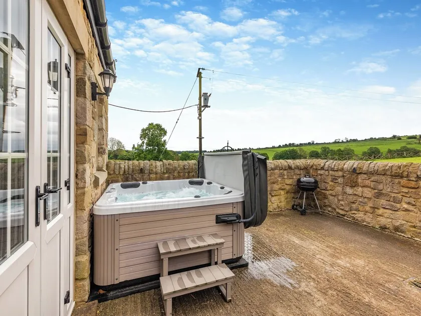 2 bedroom accommodation in Durham - Image 1