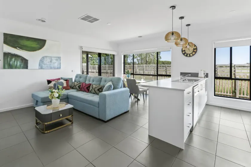 Comfort Retreat VIC Officer 5BR WiFi Parking - Image 1