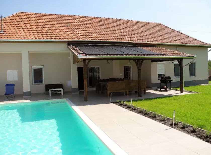 Familienfreundliches Ferienhaus mit beheiztem Pool für 11 Personen + 2 Kinder - Image 1