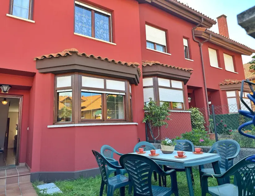 Semi-detached house with private garden and communal pool - Image 1