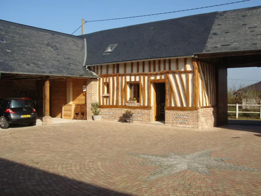 House with courtyard on south-facing beach 10 kms away - Image 1