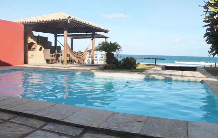Beachfront house with 4 suites, 1.36 km from the center of Porto de Galinhas. - Image 1