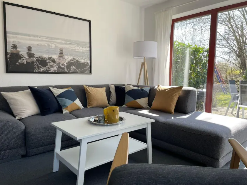 Ferienwohnung-Peter-Pan-mit-Sonnenterrasse-Garten-zwischen-Strand-Wald-Wiese-auf-Ruegen - Image 1