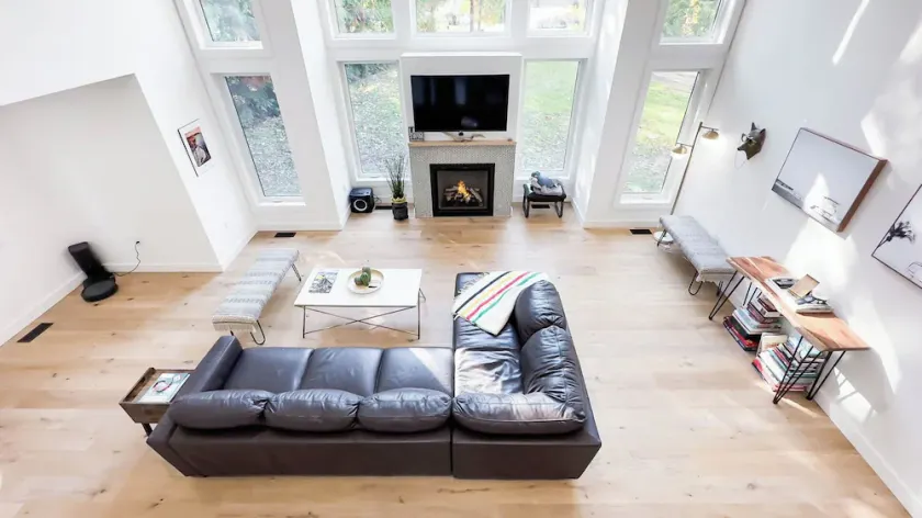 Lakeside Luxury: King Bed, Gas Fireplace - Image 1