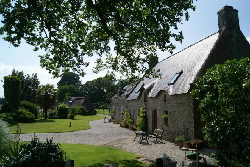 Large house with covered and heated swimming pool - Image 1