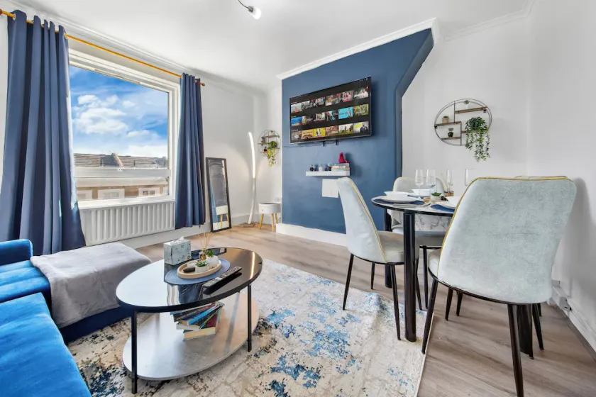 2 Bed Apartment Sleeps 7 Comfort Style Combined - Image 1