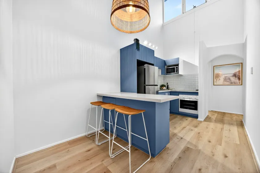 Bright 2-Bed Unit Near Scarborough Beach - Image 1