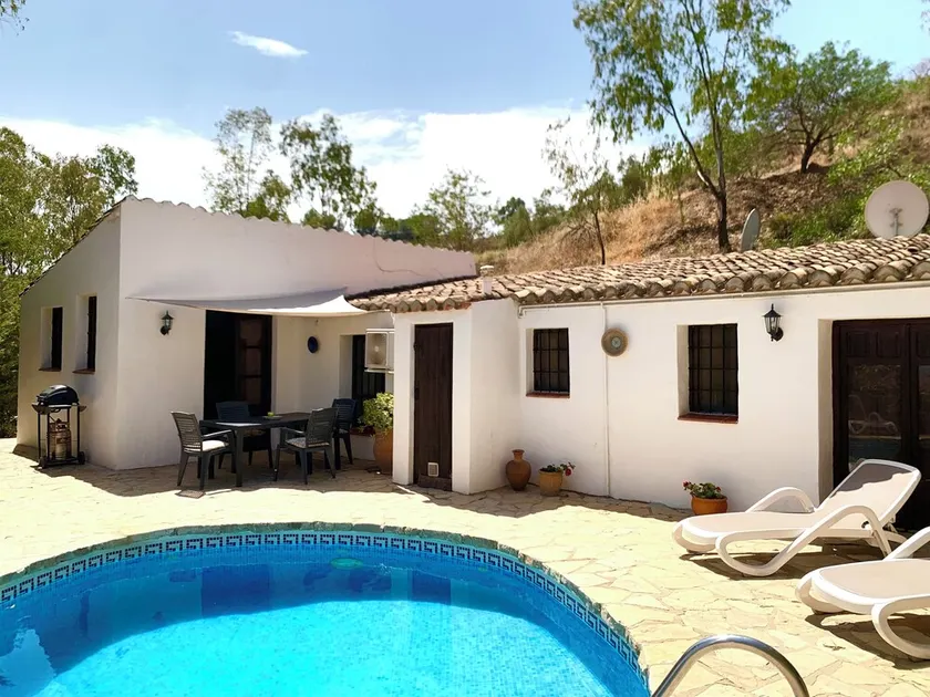 Private rural cottage, Spectacular Country Views, Own private Pool, Garden. A/C - Image 1