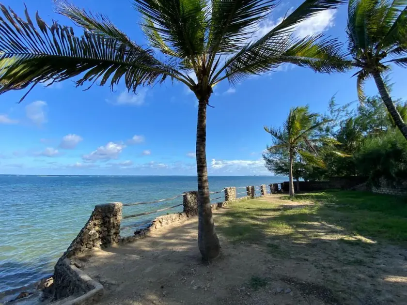 Cool Breeze Beachfront Apartments - Image 1