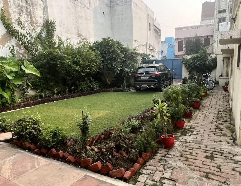 Colonel Dugal's - Near Taj, Fort & Shopping - Image 1