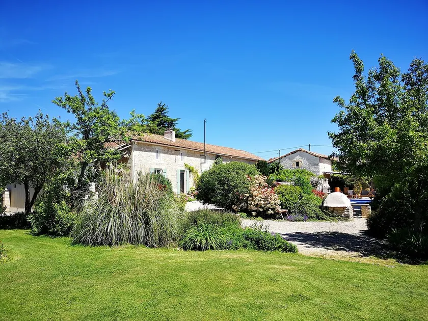 Privat gite med pool, terrasse, store haver, golfsimulator og fitnesscenter - Image 1