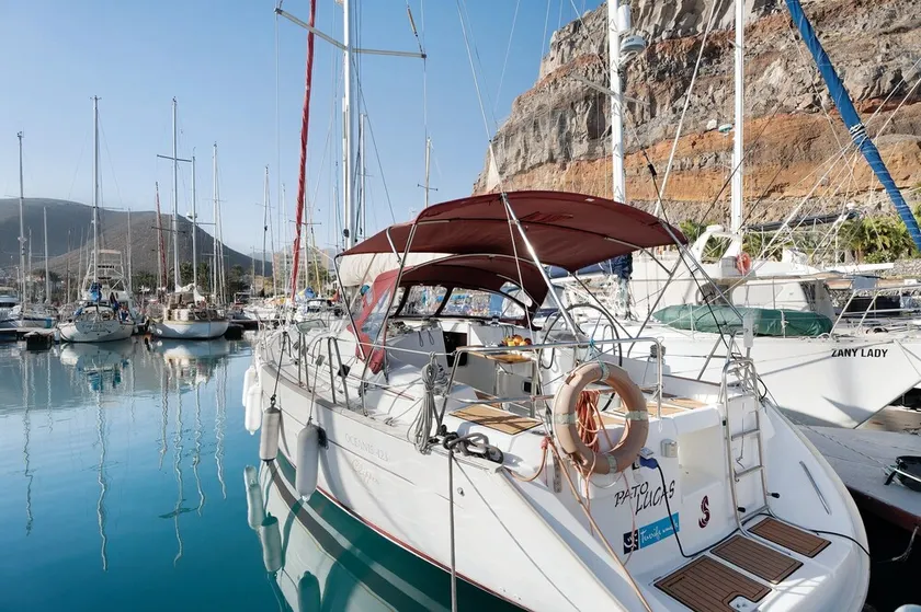 Pato Lucas Sail Boat - Image 1