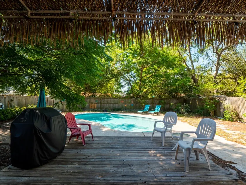 Clearwater private home with pool - 4 miles from beach. Sleeps 7, 2 bed, 1+ bath - Image 1