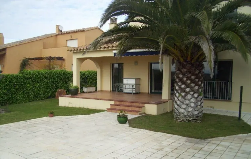 Private Villa for 7 persons – Pool, Garden, WiFi & Parking - Villa Pilans - Image 1