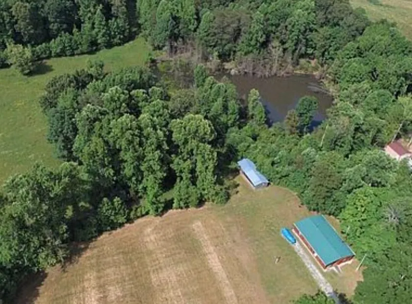 Less than 1 mile from Dale Hollow State Park Marina. Private pond for fishing. - Image 1