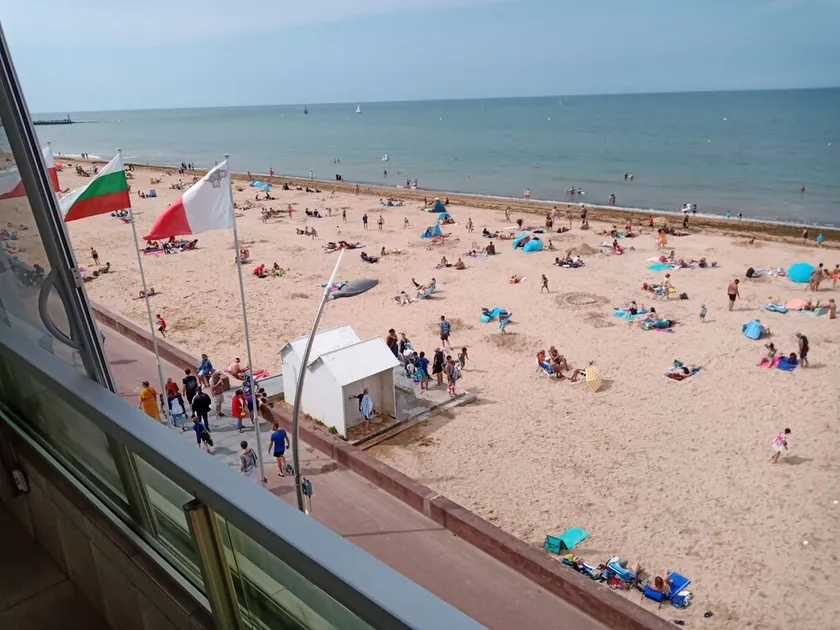 Beautiful F2 overlooking the beach. - Image 1