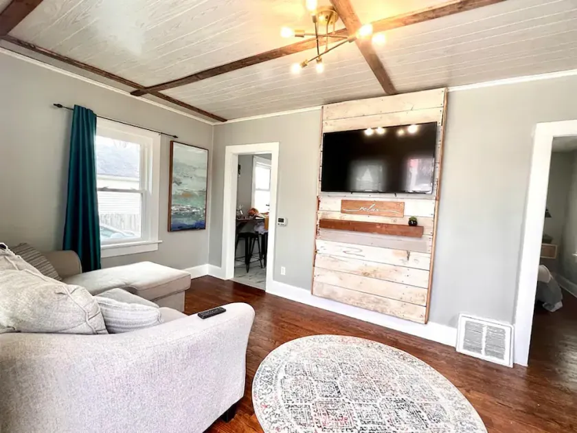 Fun, group friendly house close to fair! Sleeps 8 - Image 1