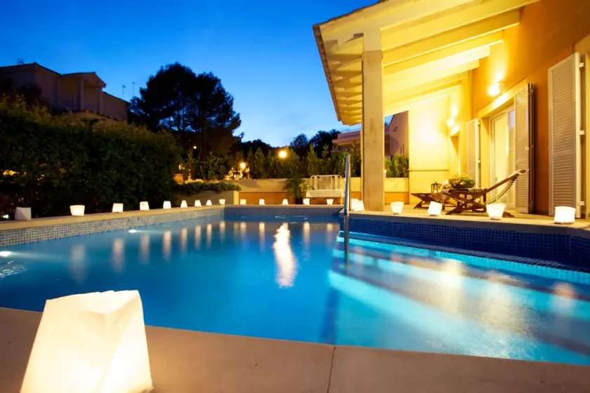 Strand hus med privat pool og have - Image 1