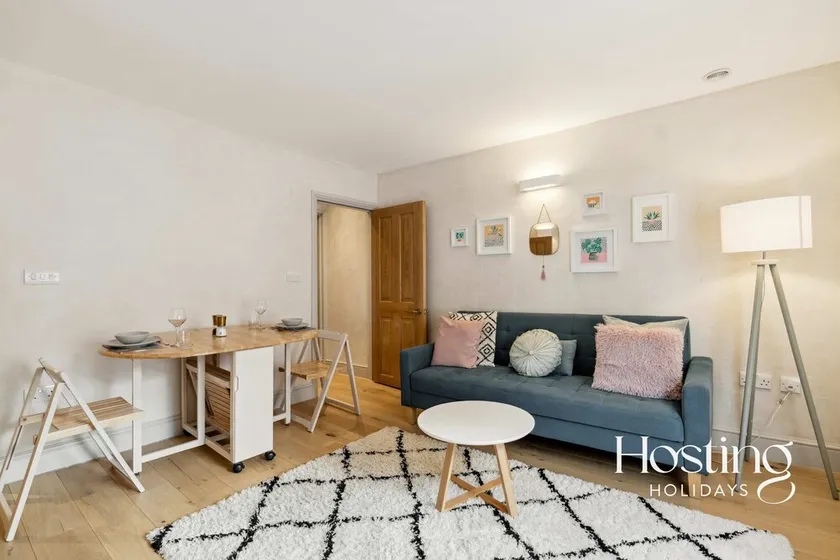 The Loft - 1 Bed Luxury Apartment with Bathtub - Image 1