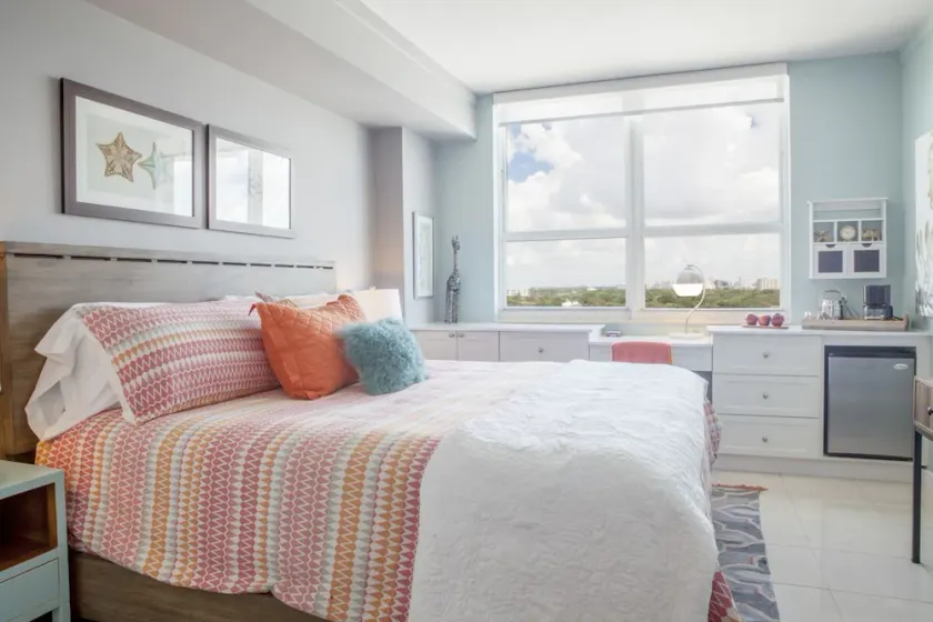 Coconut Grove: 10th Floor private unit -Parking Included - Image 1