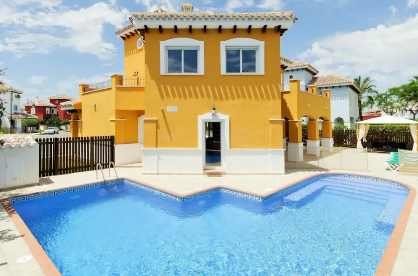 Lyxig villa med 4 sovrum, stor uppvärmd pool, integrerad jacuzzi - Image 1
